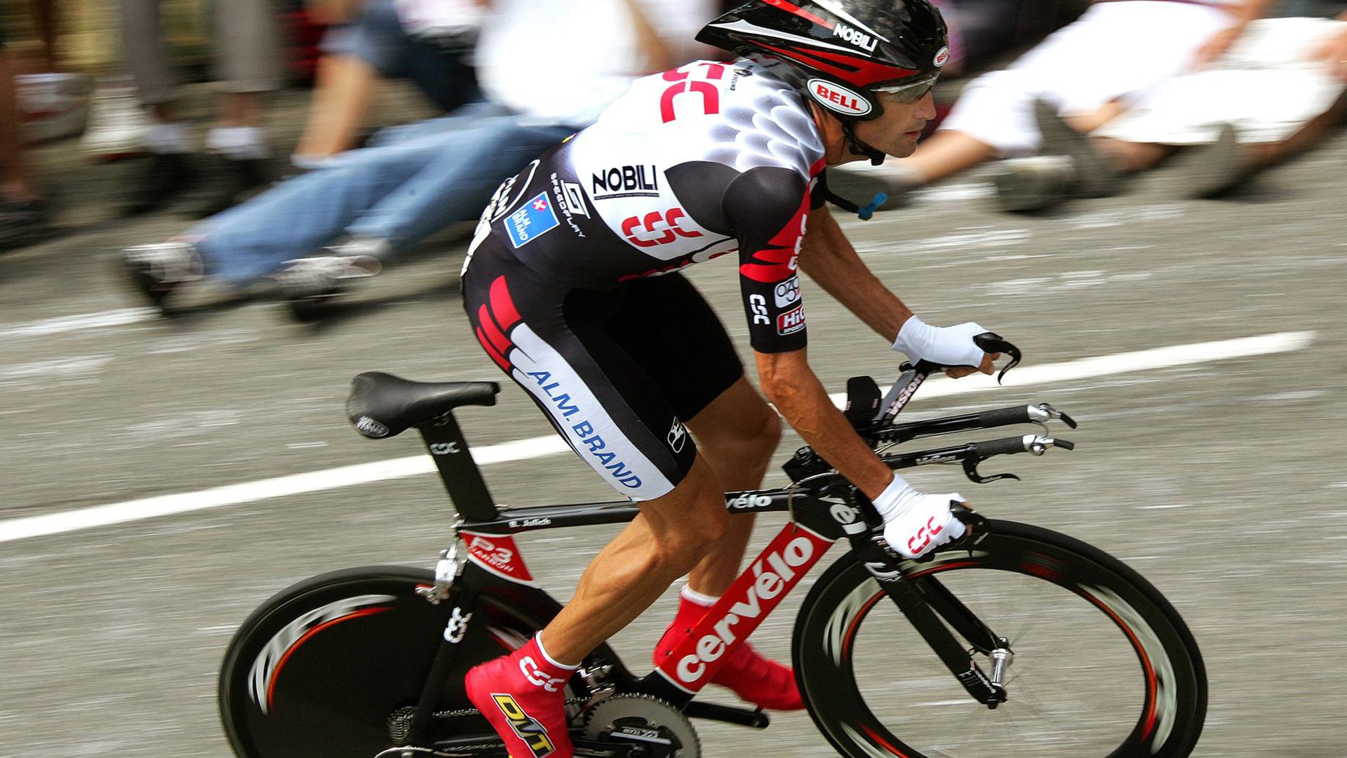 “茶园坡地登高赛” 茶农与游客一起登高望远